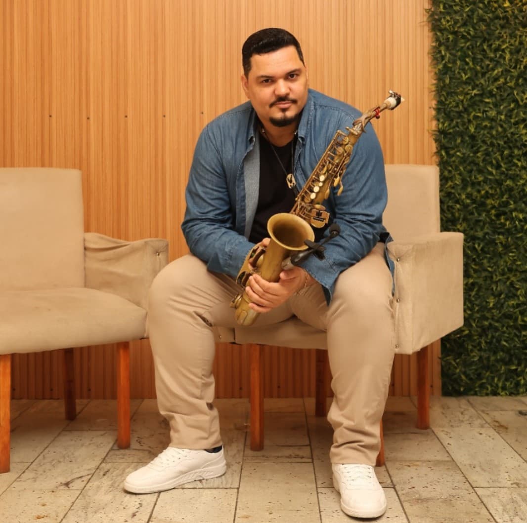 Lincon Class em performance musical ao vivo